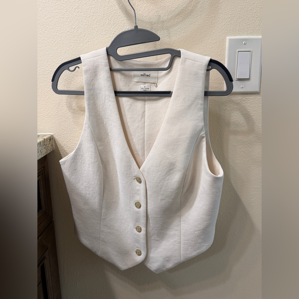 NWOT. Aritzia Wilfred Stucco Vest, V-neck top made from textured Crepette fabric